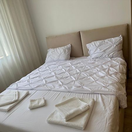 בוקרשט North Area Lake View Studio מראה חיצוני תמונה